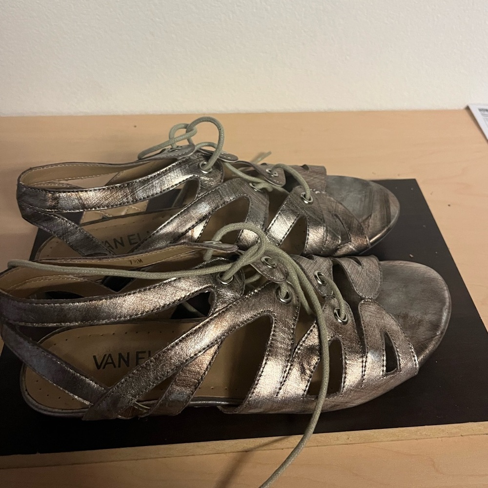 Vaneli Silver Leather Strappy Dress Sandal - good Used flats 7.5m lace up - Picture 7 of 8